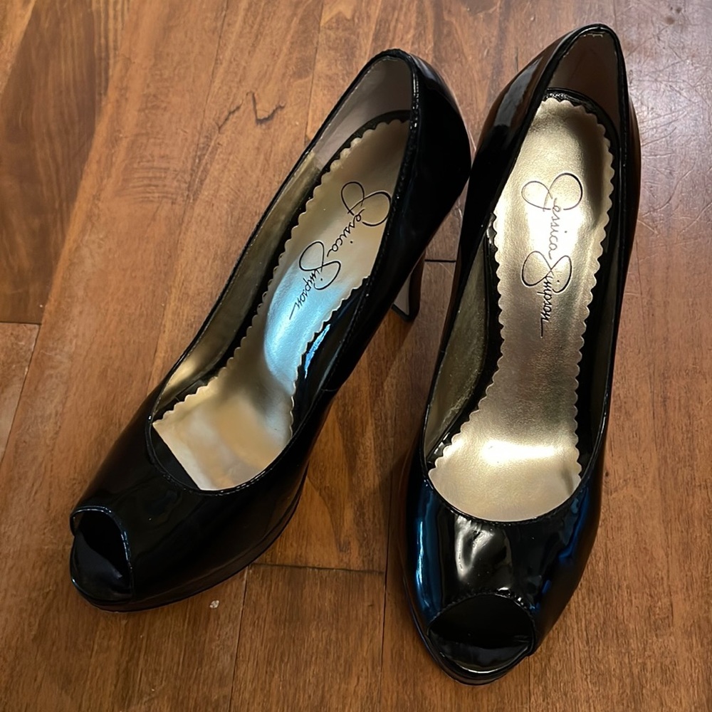 Black heels, Size 7B